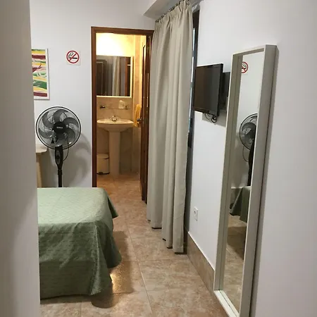 Residencia Cardona Hostel