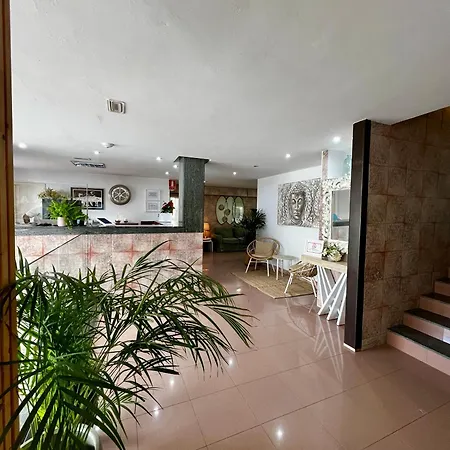 Residencia Cardona بيت شباب