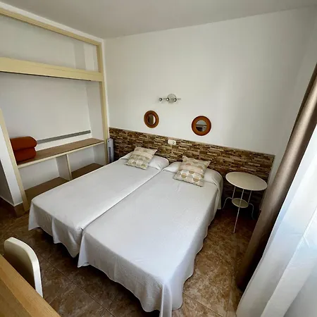 Residencia Cardona بيت شباب