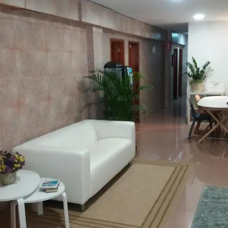 Residencia Cardona بيت شباب *