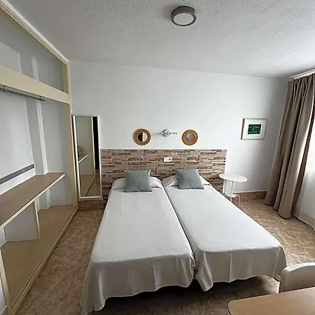 Residencia Cardona بيت شباب